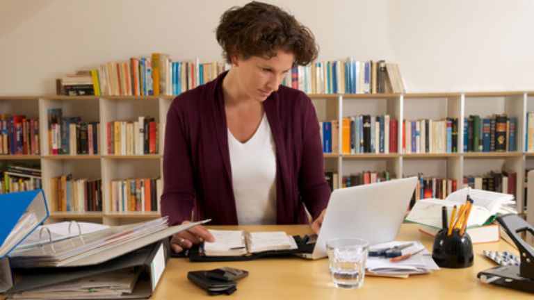 logiciel gestion devis facture batiment amiba - Femme chef entreprise vérifie