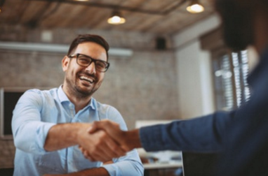 Logiciel devis facture batiment amiba / Artisan serre la main du client