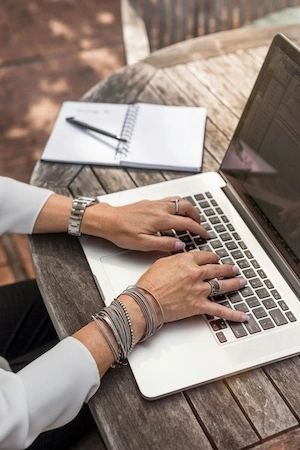 Artisan travaille sur ordinateur avec l'application de facturation BTP amiba