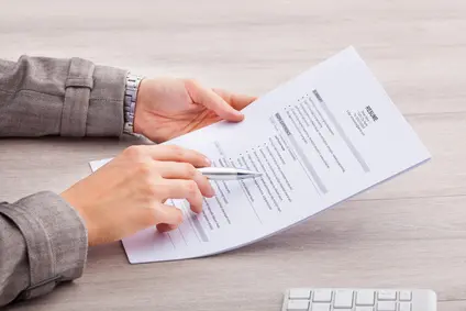 Un client lit un document de facturation amiba pour artisans